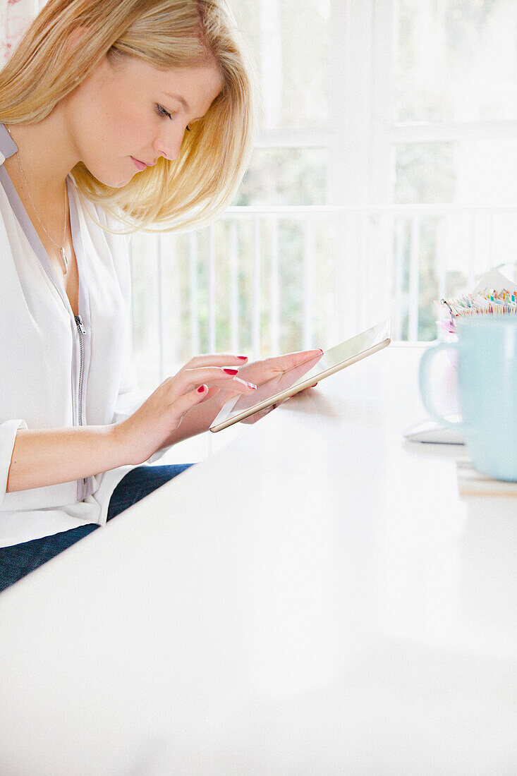 Junge Frau mit Tablet-Computer