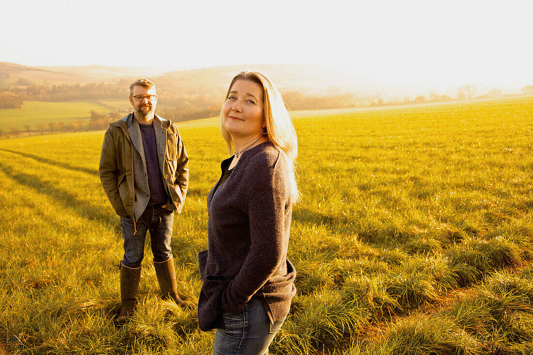 Mann und Frau auf einem Feld stehend