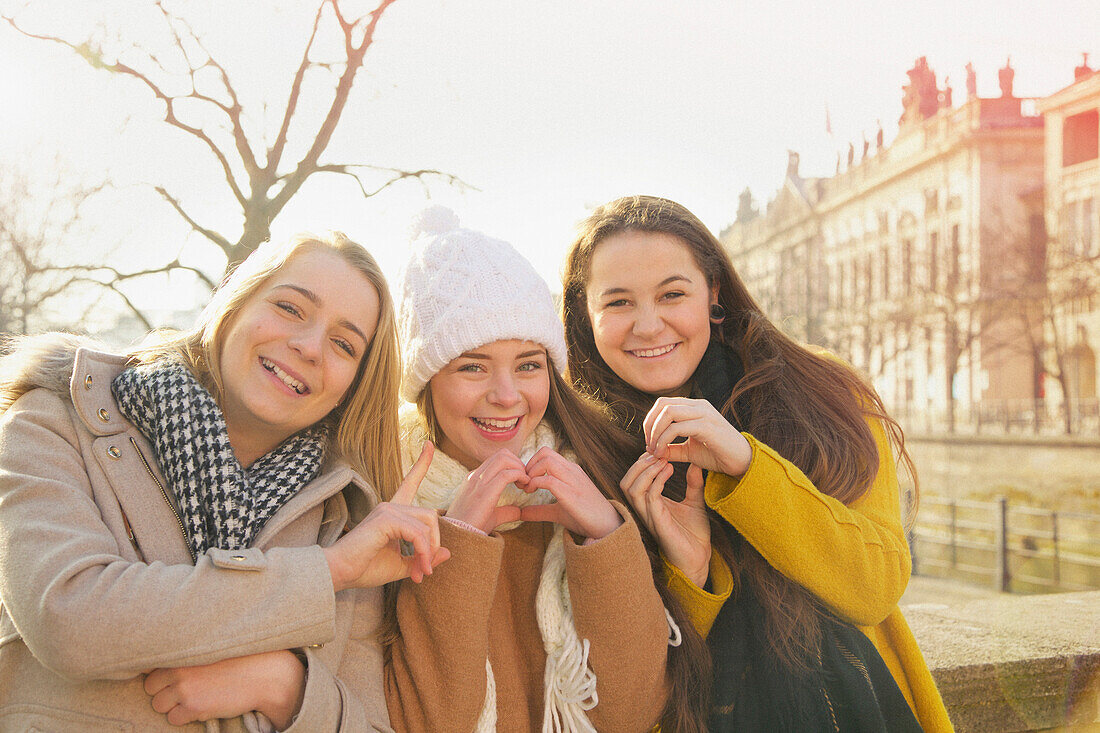 Teenager-Mädchen, die mit den Händen "Ich liebe Berlin" gestikulieren