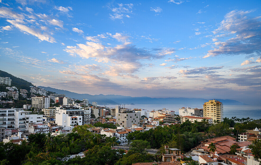 Blick auf die Romantische Zone vom Casa Kimberly, einem Luxus-Boutique-Hotel in Puerto Vallarta, Mexiko.