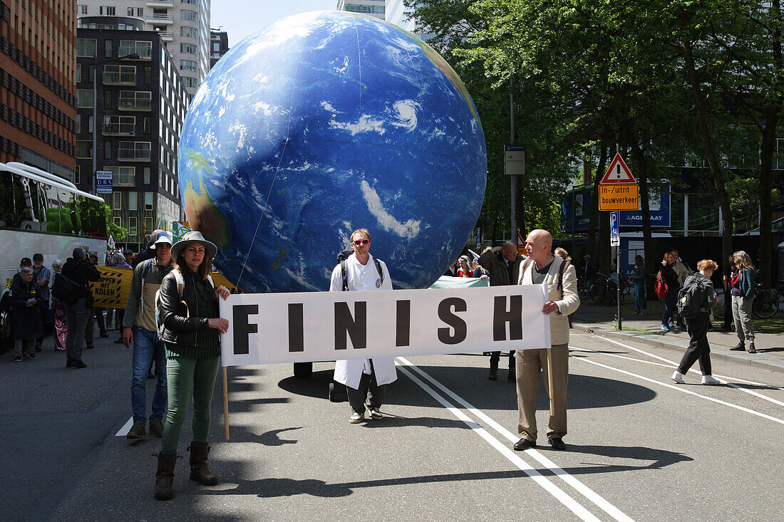 Umweltaktivisten versammeln sich während eines Protestmarsches im Finanzviertel Zuidas am 31. Mai 2024 in Amsterdam, Niederlande. Tausende von Umweltaktivisten und Unterstützern demonstrieren gegen die Lobby der großen Unternehmen, deren Einfluss auf die Politik, die Klima- und Umweltkrise und deren Folgen und fordern eine Bürgerversammlung für eine gerechte Klimapolitik.