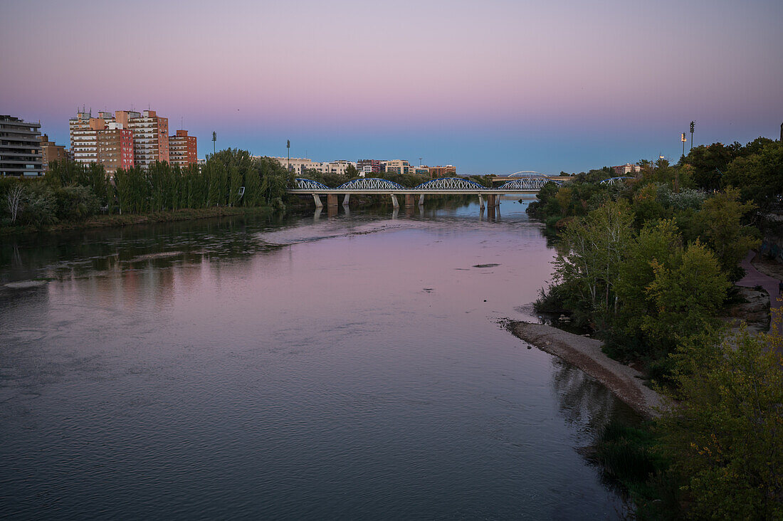 Fluss Ebro bei Sonnenuntergang, Zaragoza, Spanien