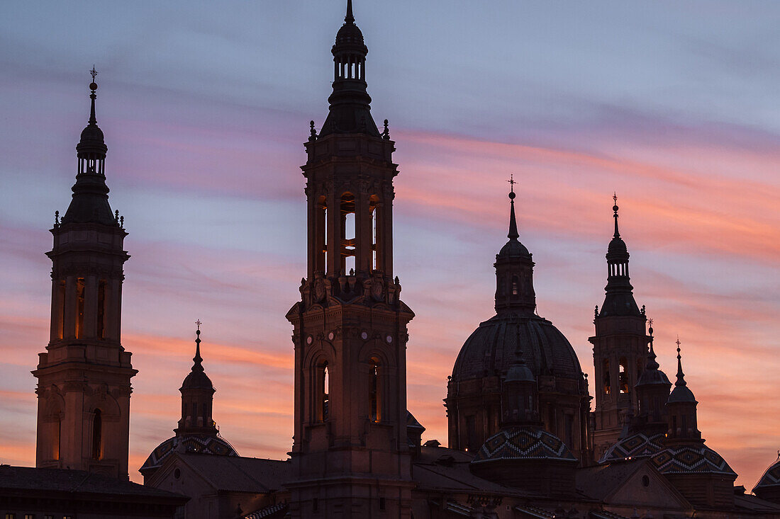 Kathedrale-Basilika Unserer Lieben Frau von der Säule bei Sonnenuntergang, Zaragoza, Spanien