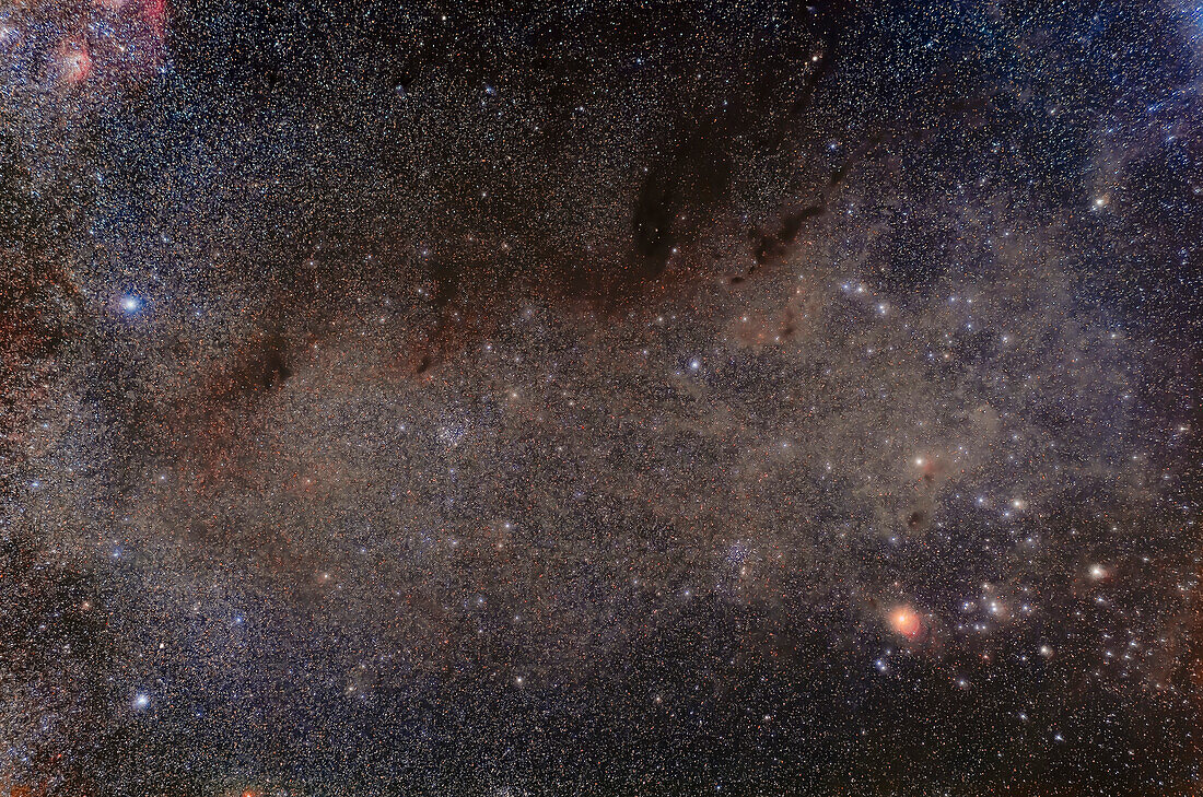 Dies ist eine Aufnahme des größten Teils des Sternbilds Stier, mit Belichtung und Bearbeitung, um die dunklen Wolken aus interstellarem Staub innerhalb seiner Grenzen hervorzuheben.