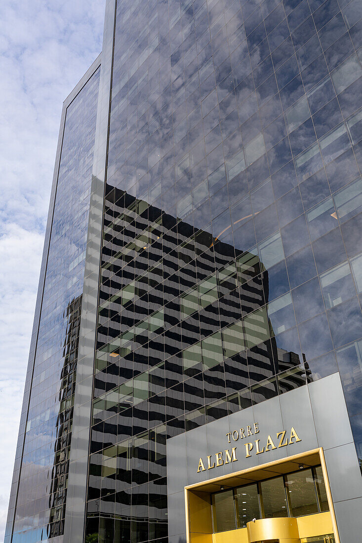 Spiegelungen im Glas des Torre Alem Plaza-Bürowolkenkratzers im Retiro-Viertel von Buenos Aires, Argentinien.