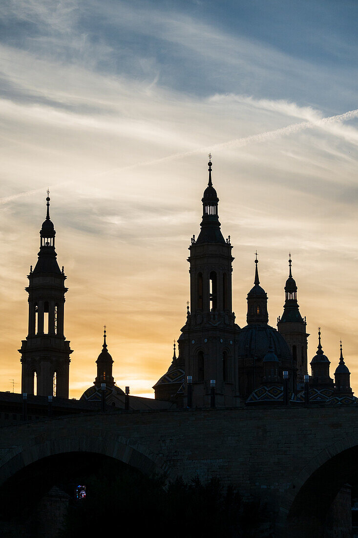 Kathedrale-Basilika Unserer Lieben Frau von der Säule bei Sonnenuntergang, Zaragoza, Spanien