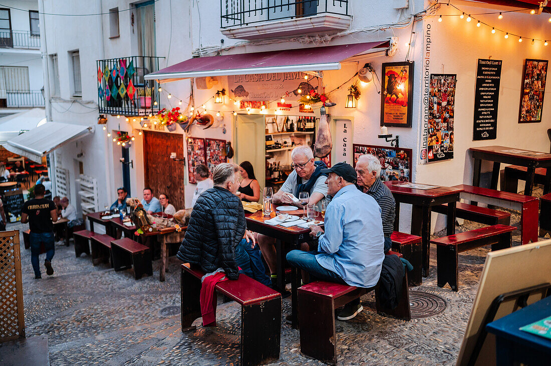 Menschen genießen das gastronomische Angebot in der Altstadt von Peñiscola, Castellon, Valencianische Gemeinschaft, Spanien