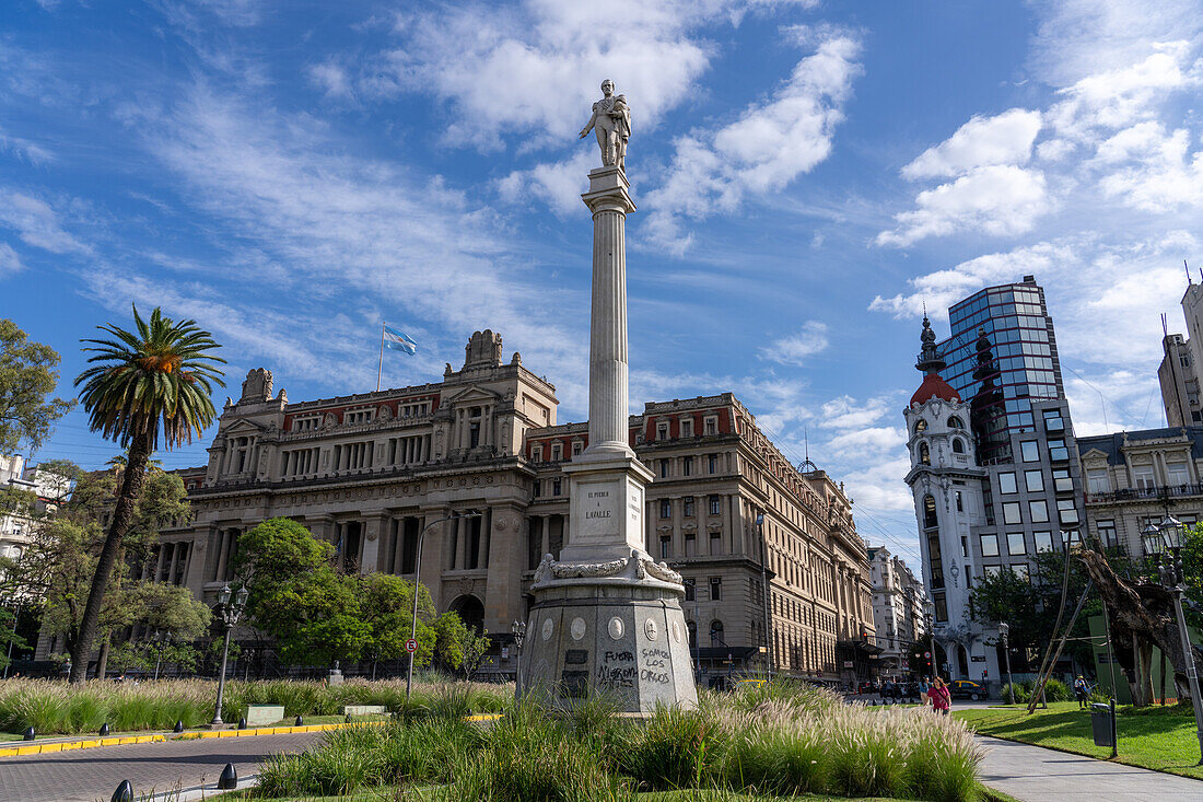 Der Gerichtspalast oder Justizpalast und das Lavalle-Denkmal im Stadtteil San Nicolas von Buenos Aires, Argentinien. Hauptsitz der Justiz und des Obersten Gerichtshofs von Argentinien.