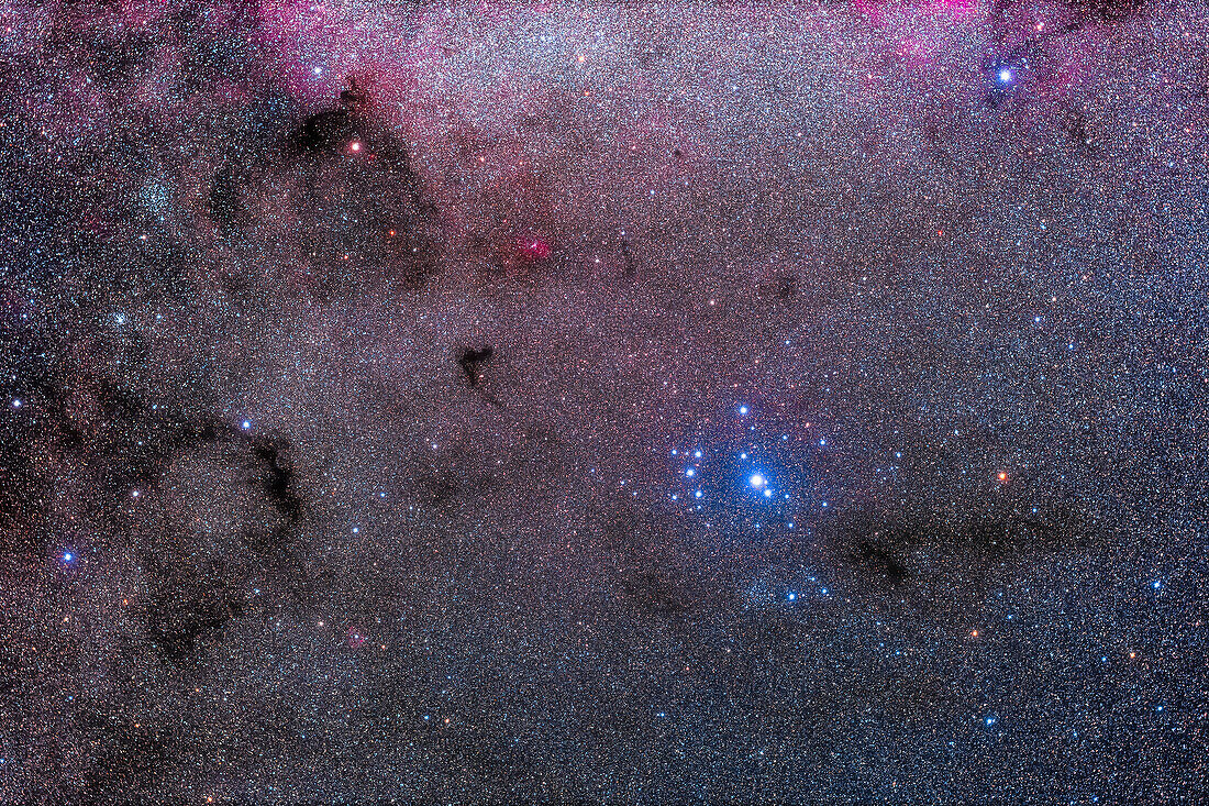 Dies ist der sehr blaue und helle Sternhaufen der südlichen Plejaden, katalogisiert als IC 2602, der den Stern Theta Carinae umgibt, der mit bloßem Auge zu sehen ist.