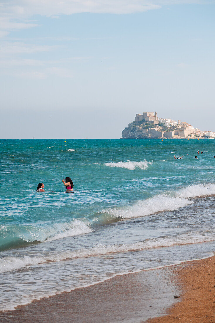 Blick auf die Burg Papa Luna in Peñiscola vom Strand aus, Castellon, Valencianische Gemeinschaft, Spanien