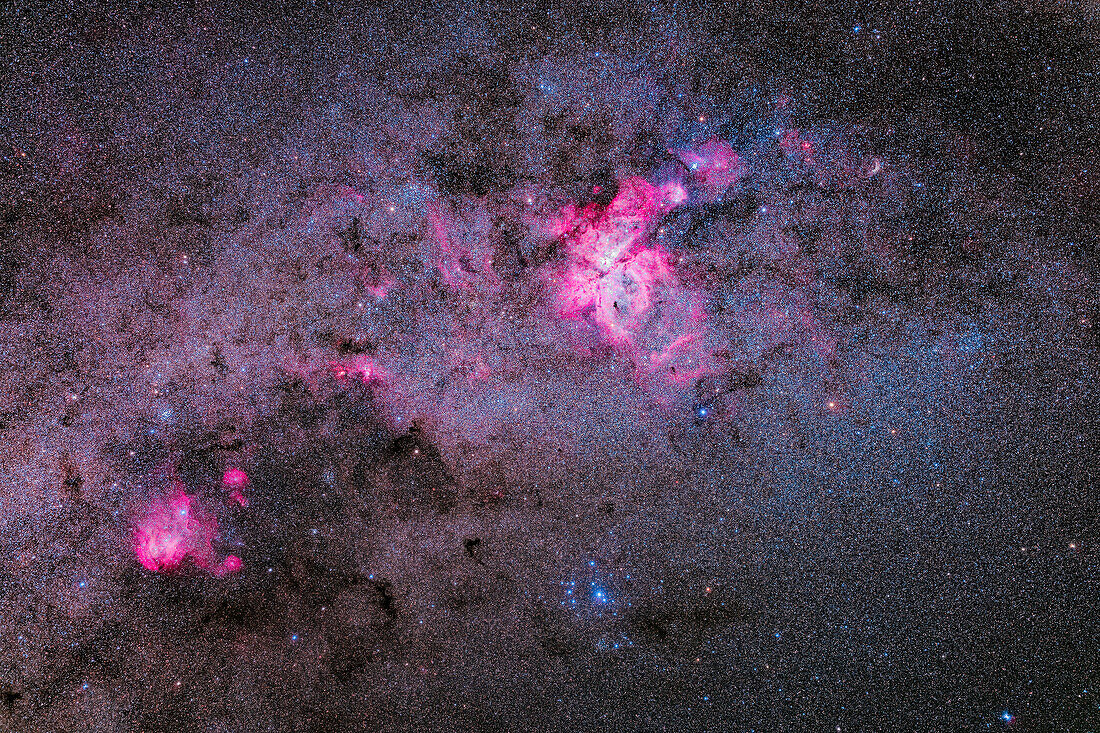 Dieses Bild umrahmt das reiche Feld in Carina und Centaurus, das einige der schönsten Nebel und Sternhaufen am Himmel enthält, und ist eine der hellsten Regionen der Milchstraße, sicherlich die südlichste.