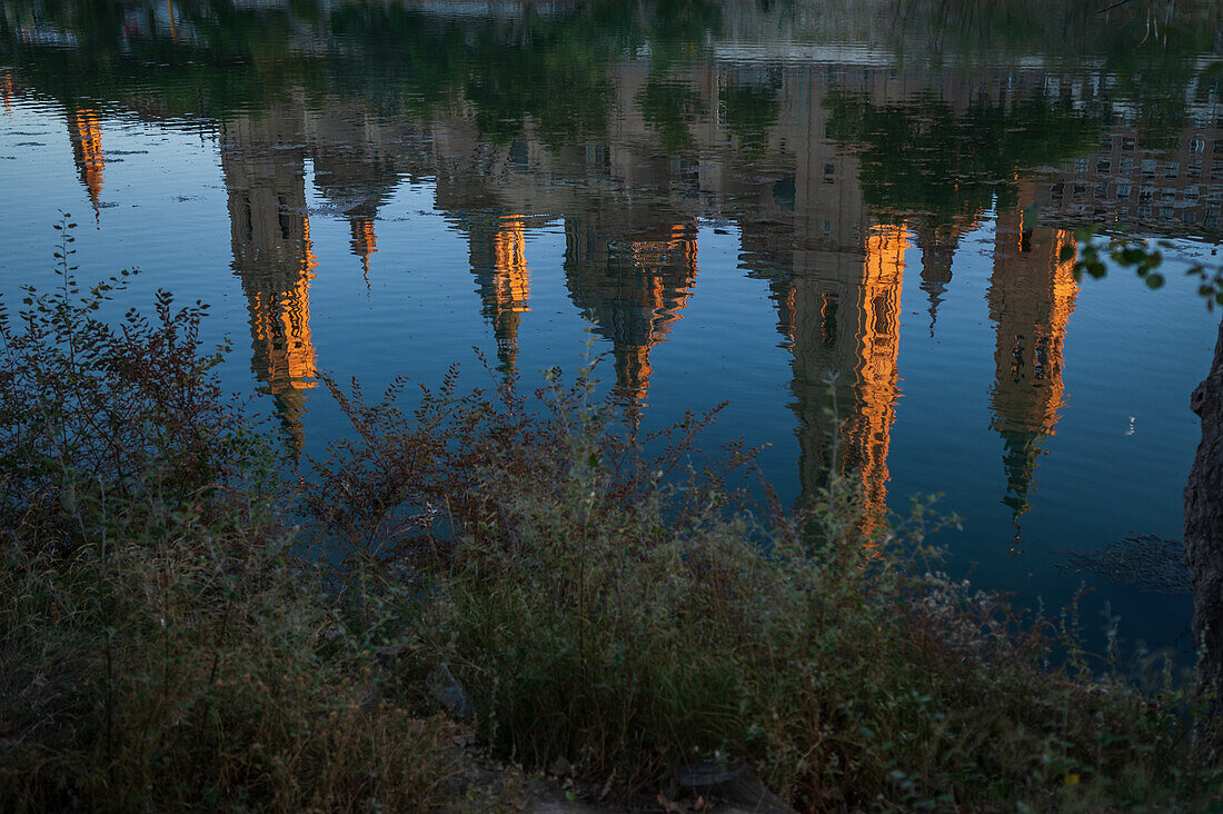 Die Kathedrale-Basilika Unserer Lieben Frau von der Säule spiegelt sich bei Sonnenuntergang im Fluss Ebro, Zaragoza, Spanien