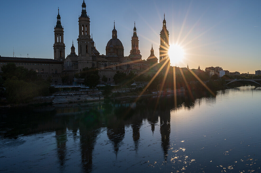 Kathedrale-Basilika Unserer Lieben Frau von der Säule und das Ebro-Ufer bei Sonnenuntergang, Zaragoza, Spanien