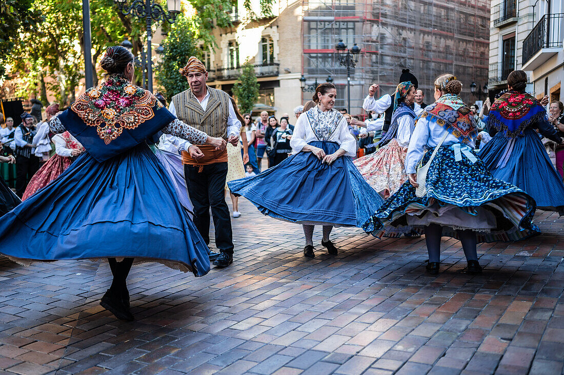 Jota-Tänzer auf der Plaza del Justicia in Zaragoza, Spanien