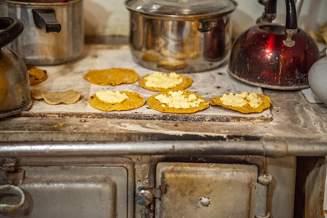 Hausgemachte Tortillas mit Käse in einer handwerklichen Küche in Hoja Blanca, Huehuetenango, Guatemala