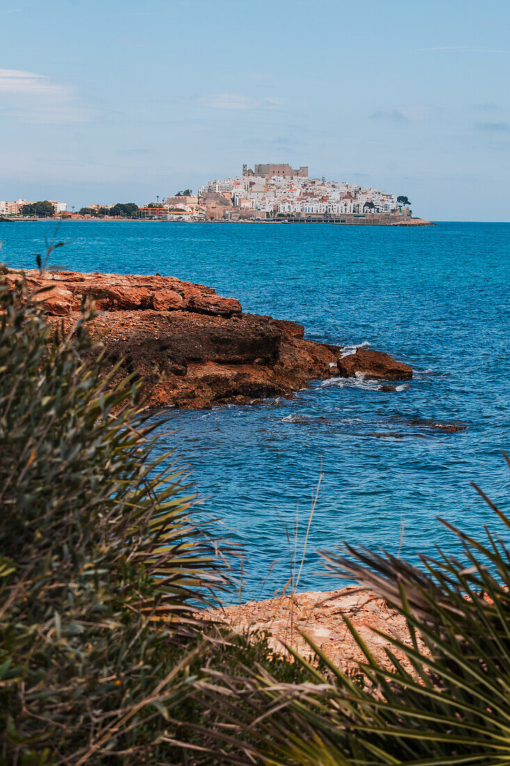 Blick auf die Burg Papa Luna in Peñiscola vom Strand aus, Castellon, Valencianische Gemeinschaft, Spanien