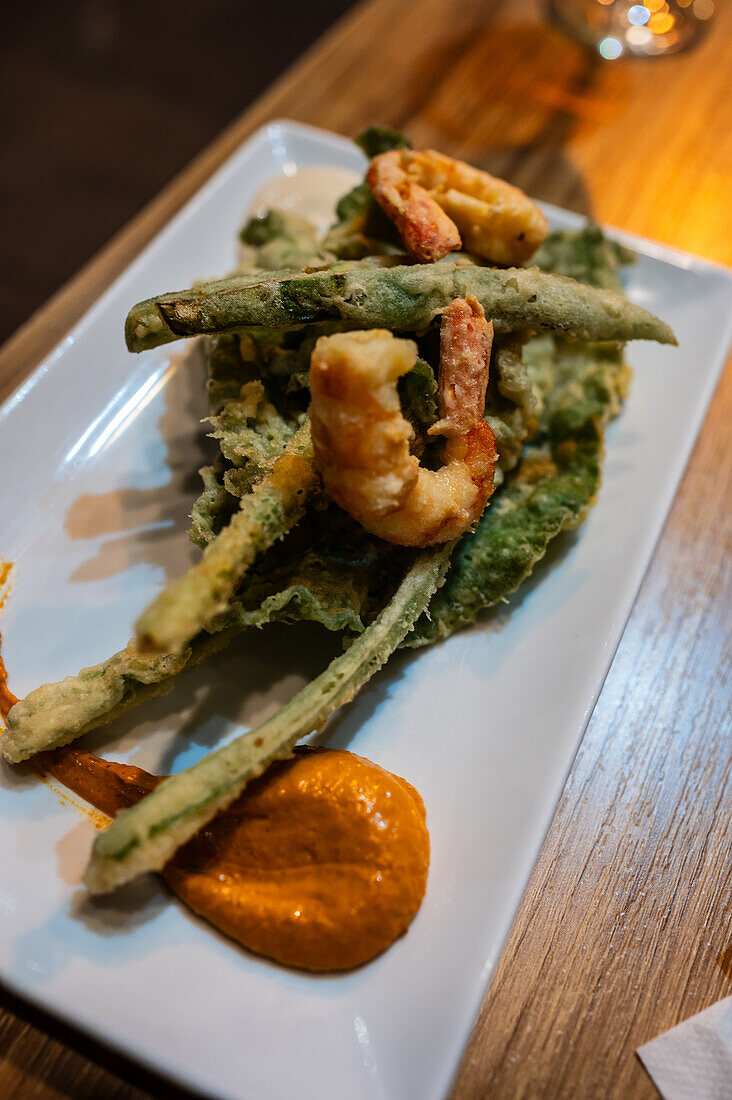 Tempura mit Garnelen, Spargel und Gemüse