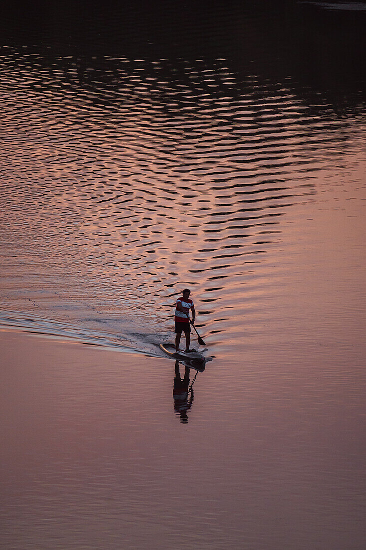 Standup-Paddleboarding bei Sonnenuntergang auf dem Ebro, Zaragoza, Spanien