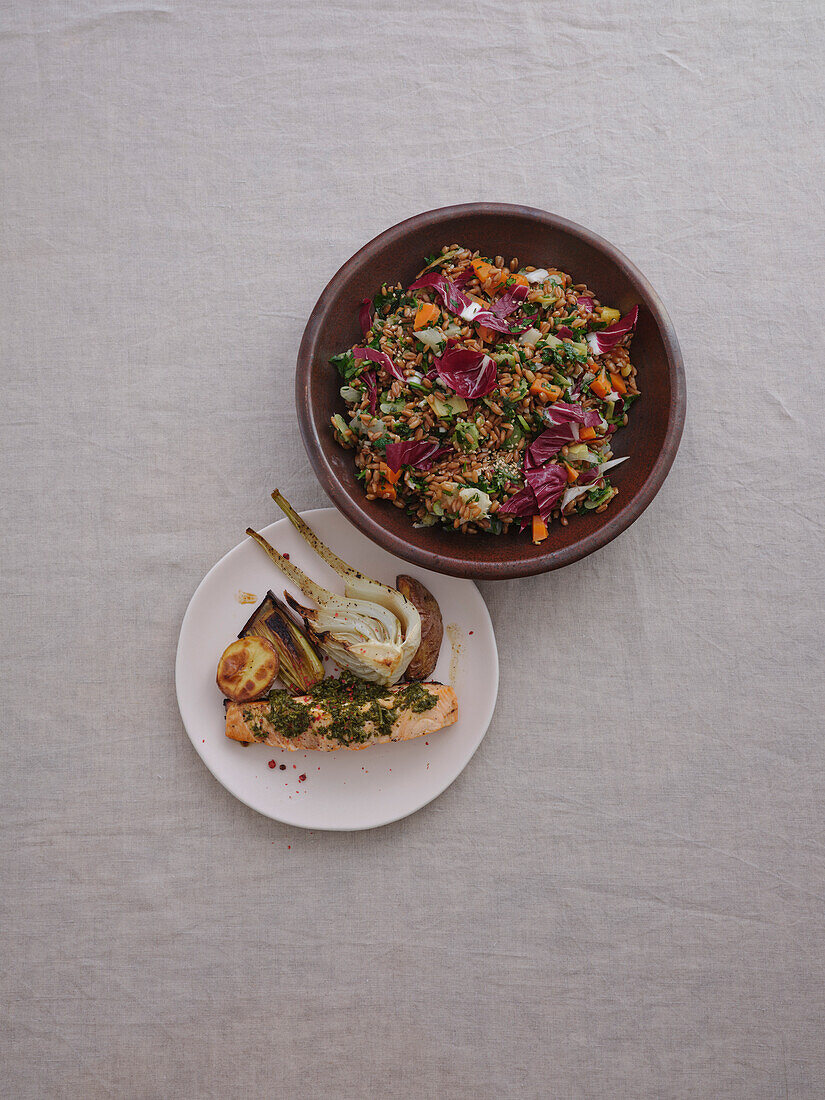 Stilleben-Ansicht von oben mit gegrilltem Lachs und Lauch und Dinkelsalat mit Radicchio