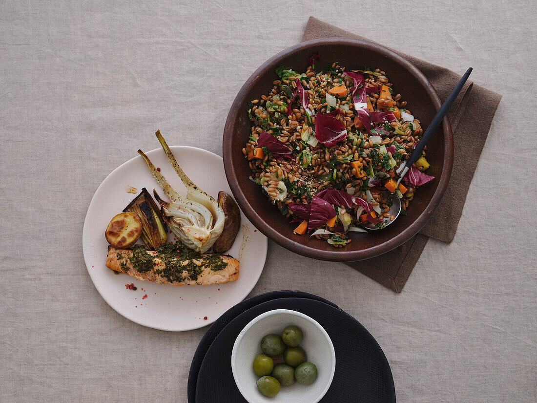 Stilleben-Ansicht von oben gesunde, mediterrane Gourmet-Mahlzeit mit Dinkelsalat, gegrilltem Lachs