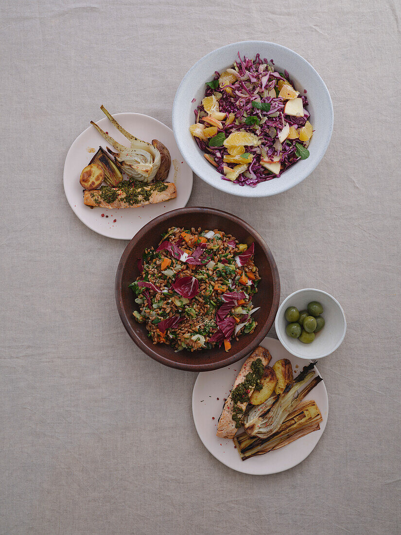 Stilleben-Ansicht von oben mediterrane Gourmet-Mahlzeit mit Dinkelsalat, Lachs, grünen Oliven