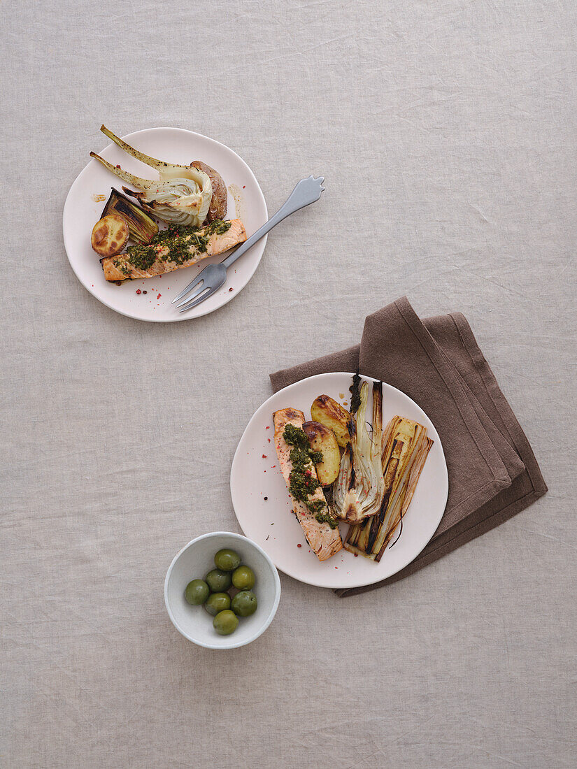 Stilleben von oben gesundes mediterranes Gericht mit gegrilltem Lachs, Lauch, Ofenkartoffel