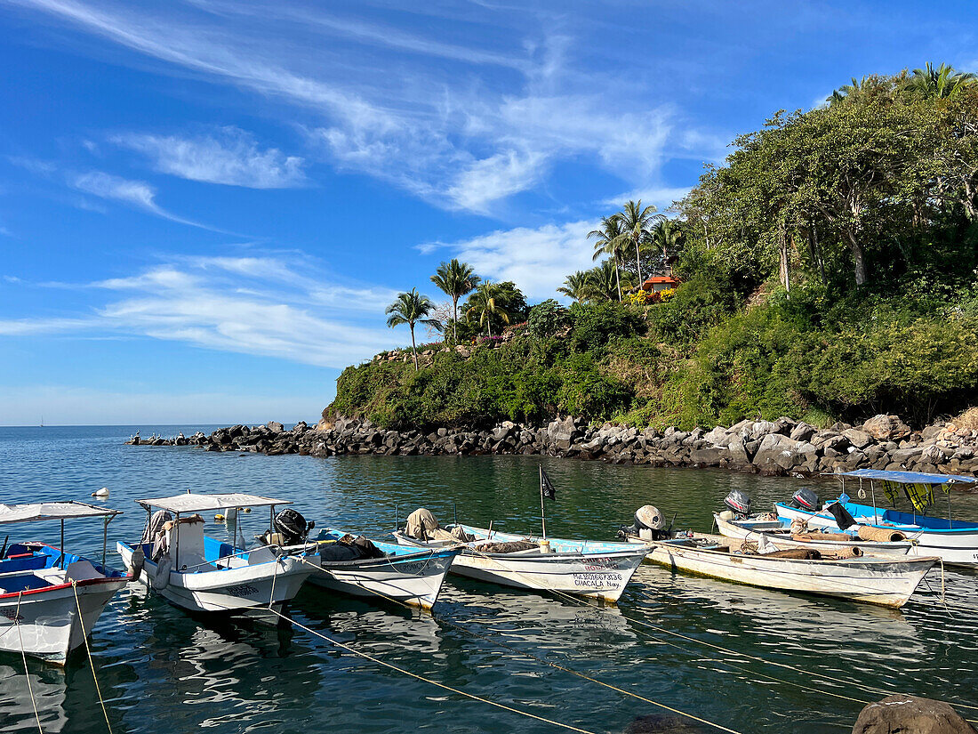 Pangas im Yachthafen von Chacala, Nayarit, Mexiko.