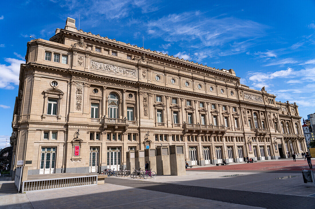 Die Seitenansicht des Opernhauses Teatro Colon in Buenos Aires, Argentinien.