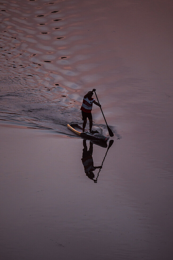 Standup-Paddleboarding bei Sonnenuntergang auf dem Ebro, Zaragoza, Spanien