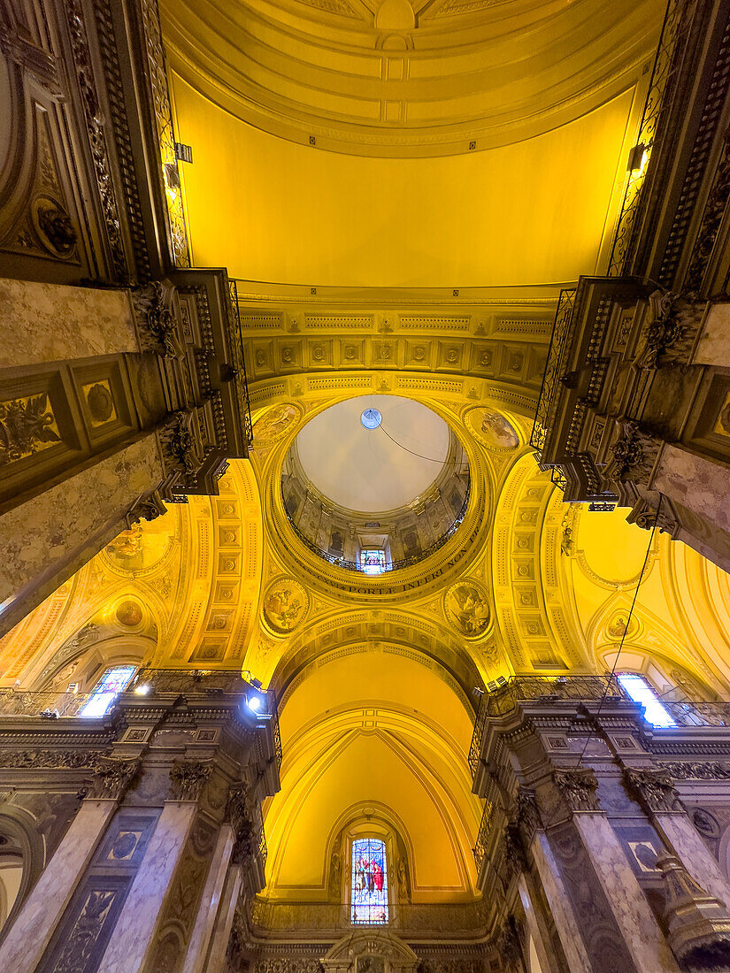 Das Innere der Kuppel und die Decke über dem Querschiff der Metropolitan-Kathedrale, Buenos Aires, Argentinien.