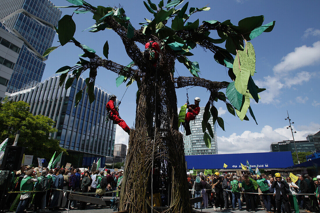 Umweltaktivisten versammeln sich während eines Protestmarsches im Finanzviertel Zuidas am 31. Mai 2024 in Amsterdam, Niederlande. Tausende von Umweltaktivisten und Unterstützern demonstrieren gegen die Lobby der großen Unternehmen, deren Einfluss auf die Politik, die Klima- und Umweltkrise und deren Folgen und fordern eine Bürgerversammlung für eine gerechte Klimapolitik.