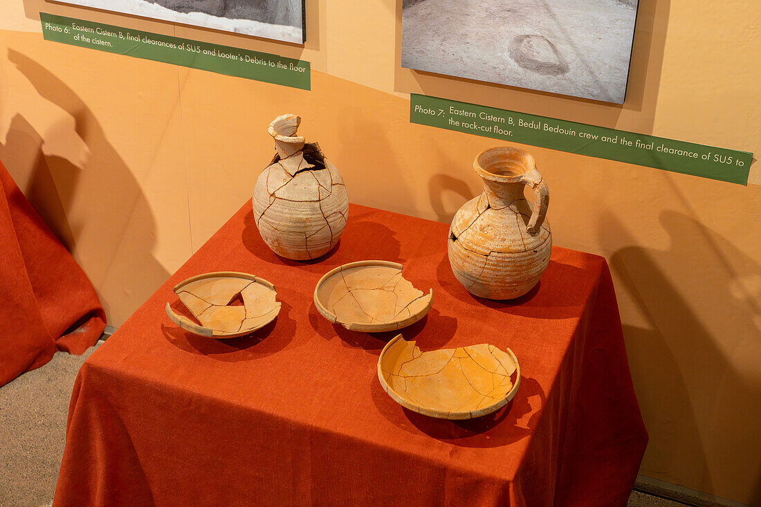 Rekonstruierte Keramikartefakte aus Petra, Jordanien. BYU Museum für Völker und Kulturen in Provo, Utah.