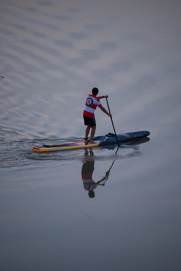 Standup-Paddleboarding bei Sonnenuntergang auf dem Ebro, Zaragoza, Spanien