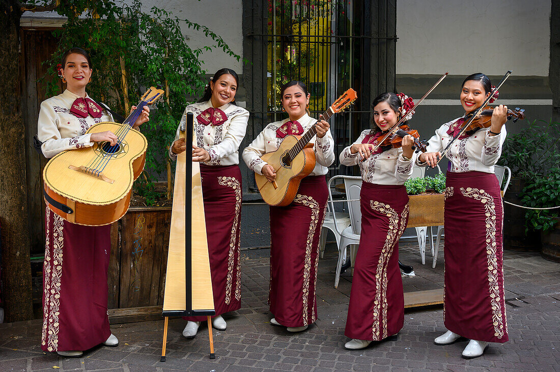 Frauen der Flor de Agave Mariachi Feminina bei einem Auftritt in Tlaquepaque, Guadalajara, Mexiko.