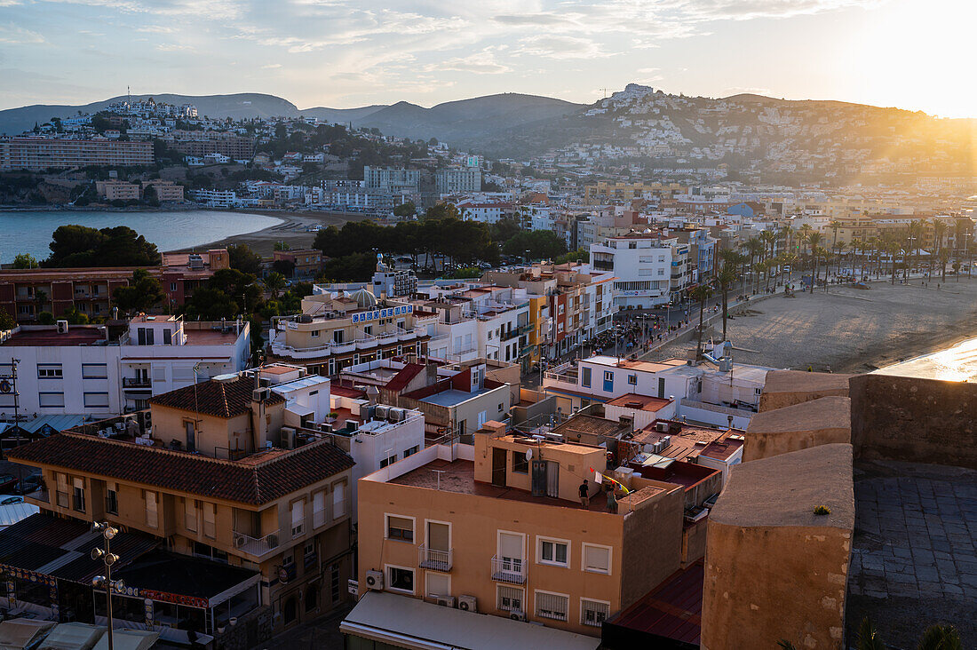 Blick bei Sonnenuntergang von der Stadtmauer der Burg Papa Luna in Peñiscola, Castellon, Comunidad Valenciana, Spanien