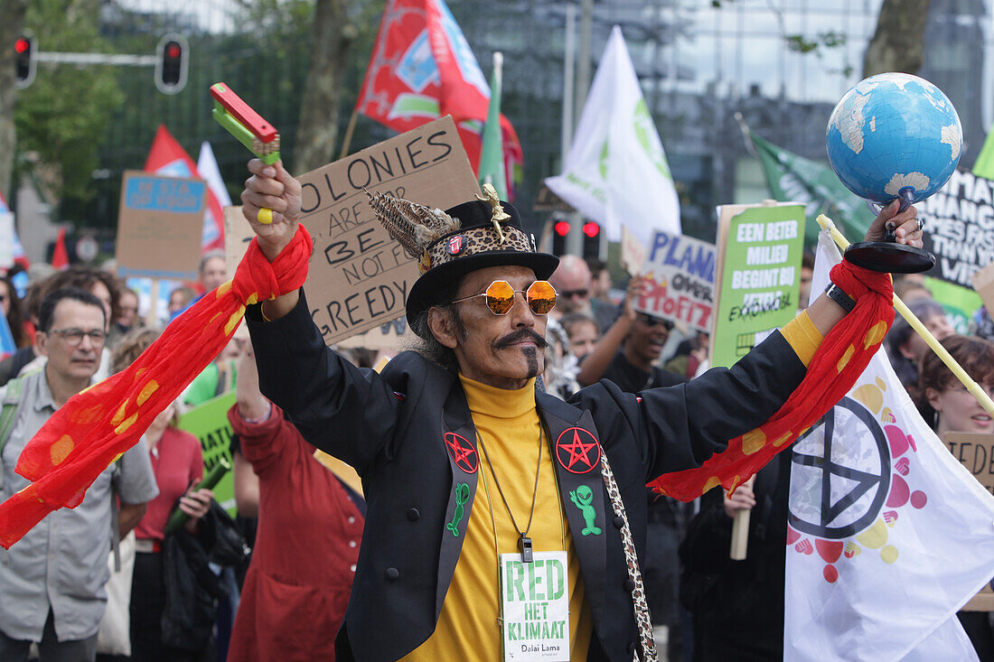 Umweltaktivisten versammeln sich während eines Protestmarsches im Finanzviertel Zuidas am 31. Mai 2024 in Amsterdam, Niederlande. Tausende von Umweltaktivisten und Unterstützern demonstrieren gegen die Lobby der großen Unternehmen, deren Einfluss auf die Politik, die Klima- und Umweltkrise und deren Folgen und fordern eine Bürgerversammlung für eine gerechte Klimapolitik.