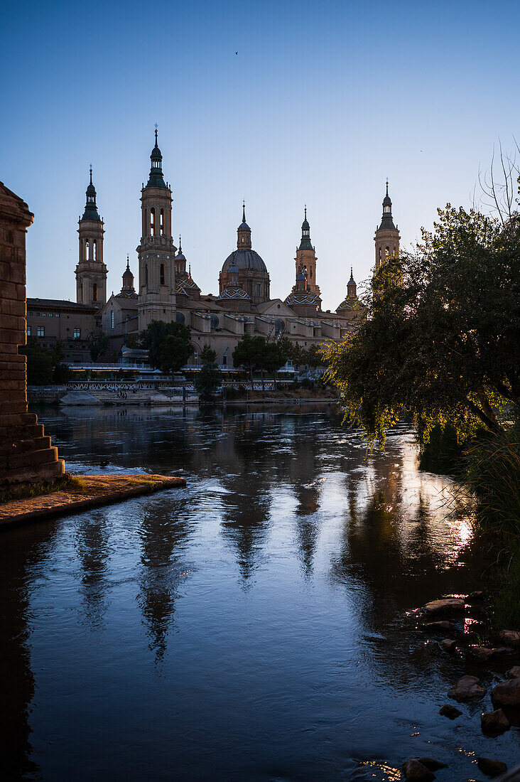 Kathedrale-Basilika Unserer Lieben Frau von der Säule und das Ebro-Ufer bei Sonnenuntergang, Zaragoza, Spanien