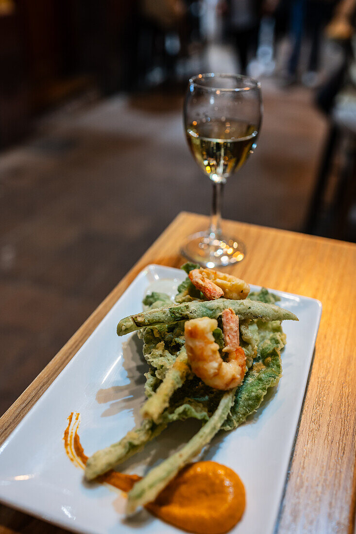 Garnelen, Spargel und Gemüse-Tempura und ein Glas Wein