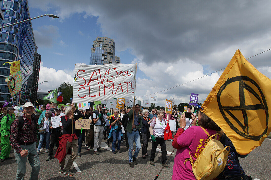 Umweltaktivisten versammeln sich während eines Protestmarsches im Finanzviertel Zuidas am 31. Mai 2024 in Amsterdam, Niederlande. Tausende von Umweltaktivisten und Unterstützern demonstrieren gegen die Lobby der großen Unternehmen, deren Einfluss auf die Politik, die Klima- und Umweltkrise und deren Folgen und fordern eine Bürgerversammlung für eine gerechte Klimapolitik.