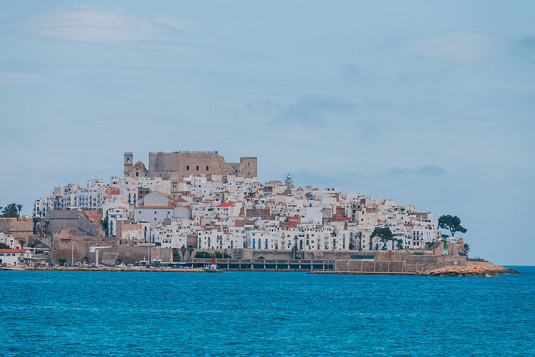 Blick auf die Burg Papa Luna in Peñiscola vom Strand aus, Castellon, Valencianische Gemeinschaft, Spanien