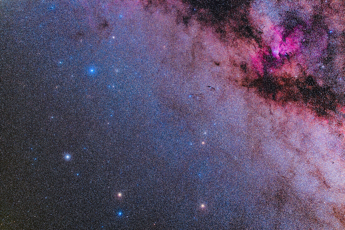 Dies umrahmt die reiche Region der südlichen Milchstraße im kleinen Sternbild Ara.