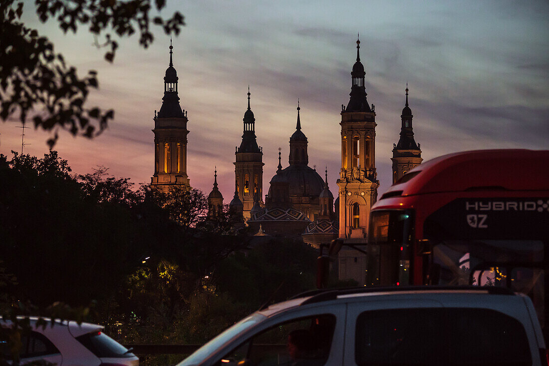 Kathedrale-Basilika Unserer Lieben Frau von der Säule bei Sonnenuntergang, Zaragoza, Spanien