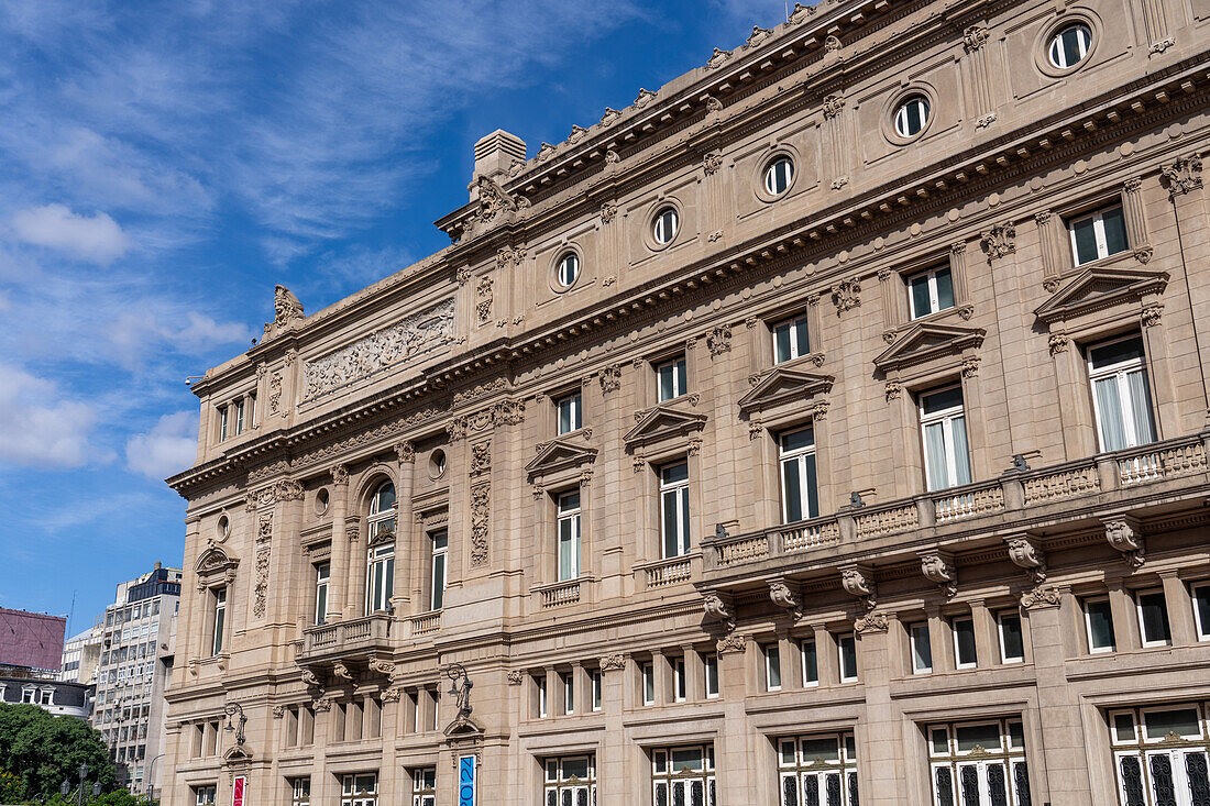 Die Seitenansicht des Opernhauses Teatro Colon in Buenos Aires, Argentinien.