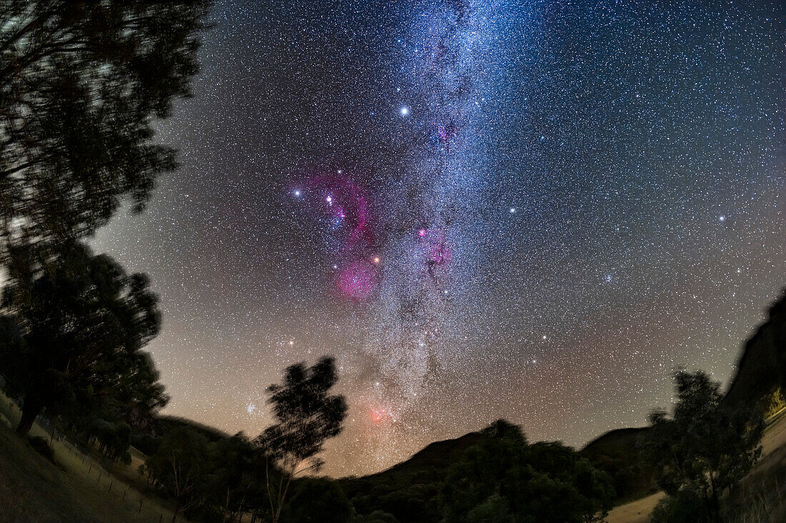 Dies ist eine Weitwinkelansicht der bekannten Sternbilder der Wintersaison auf der Nordhalbkugel, hier jedoch von der südlichen Hemisphäre aus gesehen, mit Blick nach Norden vom 31. südlichen Breitengrad in einer australischen Herbstnacht, 3. März 2024.