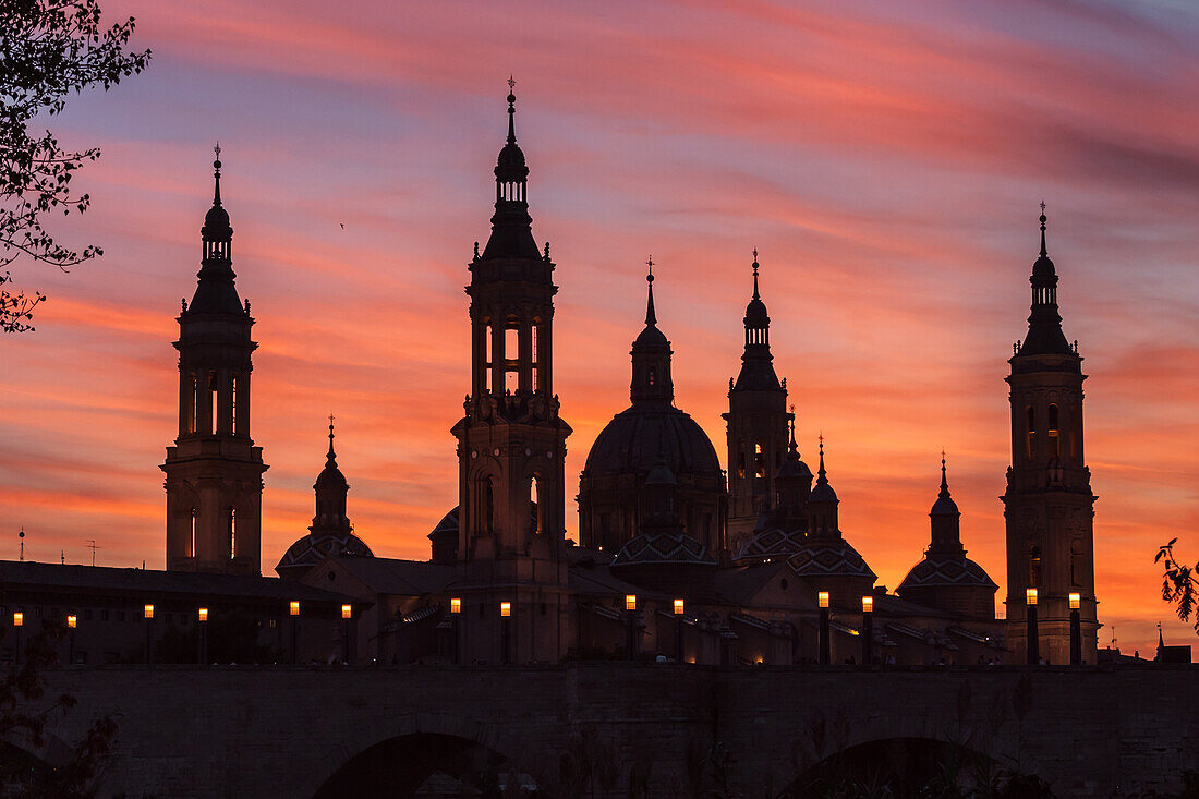 Kathedrale-Basilika Unserer Lieben Frau von der Säule bei Sonnenuntergang, Zaragoza, Spanien