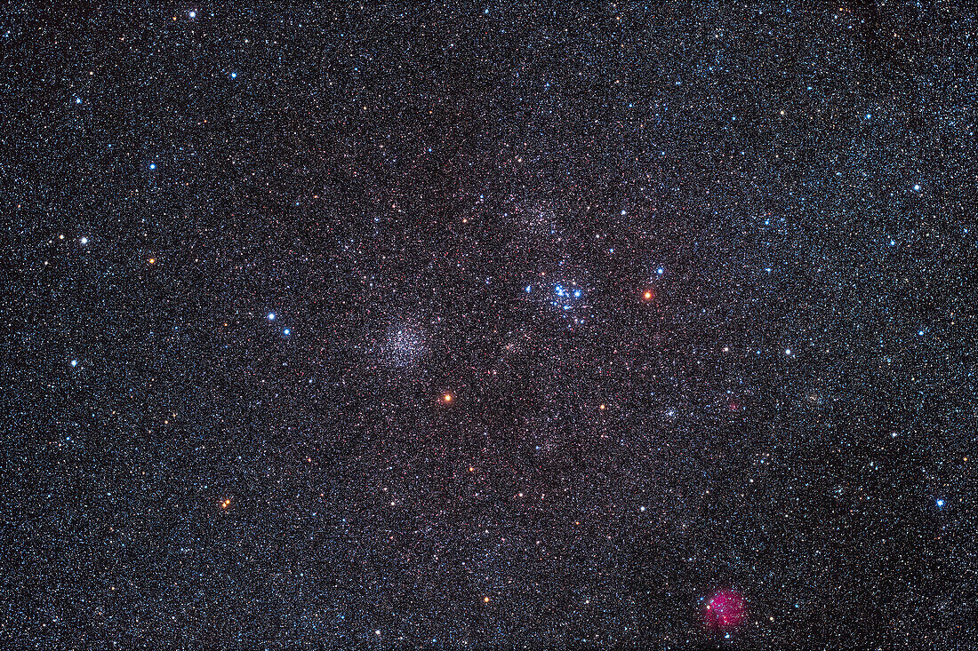 Dies ist das Paar kontrastierender Sternhaufen in Puppis: der reich bevölkerte Messier 46 auf der linken Seite und der spärlichere, aber hellere Messier 47 auf der rechten Seite. In M46 ist der kleine grüne planetarische Nebel NGC 2438 eingebettet, der hier in diesem Maßstab gerade noch sichtbar ist.