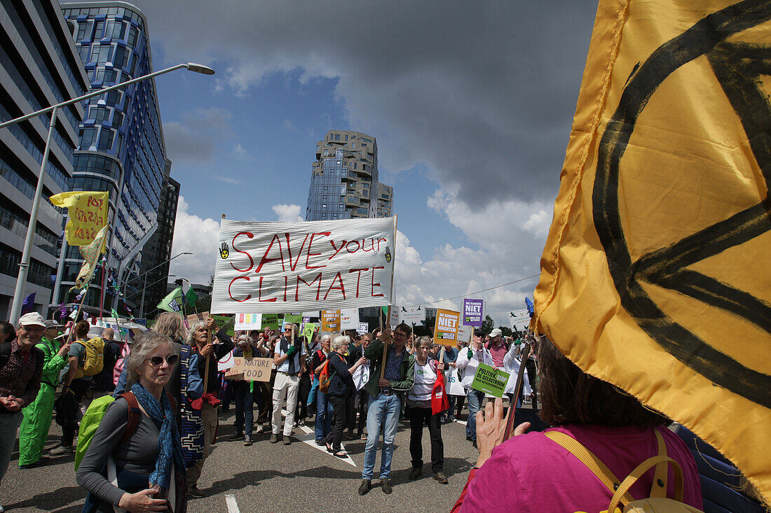 Umweltaktivisten versammeln sich während eines Protestmarsches im Finanzviertel Zuidas am 31. Mai 2024 in Amsterdam, Niederlande. Tausende von Umweltaktivisten und Unterstützern demonstrieren gegen die Lobby der großen Unternehmen, deren Einfluss auf die Politik, die Klima- und Umweltkrise und deren Folgen und fordern eine Bürgerversammlung für eine gerechte Klimapolitik.