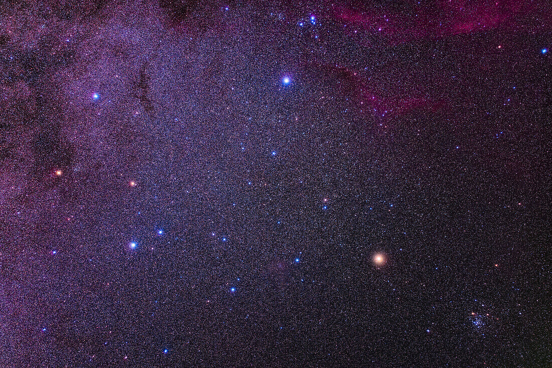 Dies umrahmt die Sterngruppe "Falsches Kreuz", die aus den Sternen Vela oben und Carina rechts besteht.