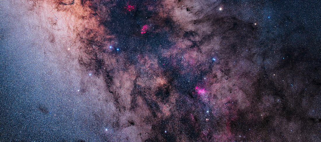 Dies ist ein Panorama oder Mosaik der reichen Region im Schweif des Skorpions - vom hellen Sternhaufen Messier 7 oben links, eingebettet in helle Milchstraßen-Sternwolken, bis zum großen Sternhaufen NGC 6124 inmitten staubiger dunkler Gassen unten rechts.