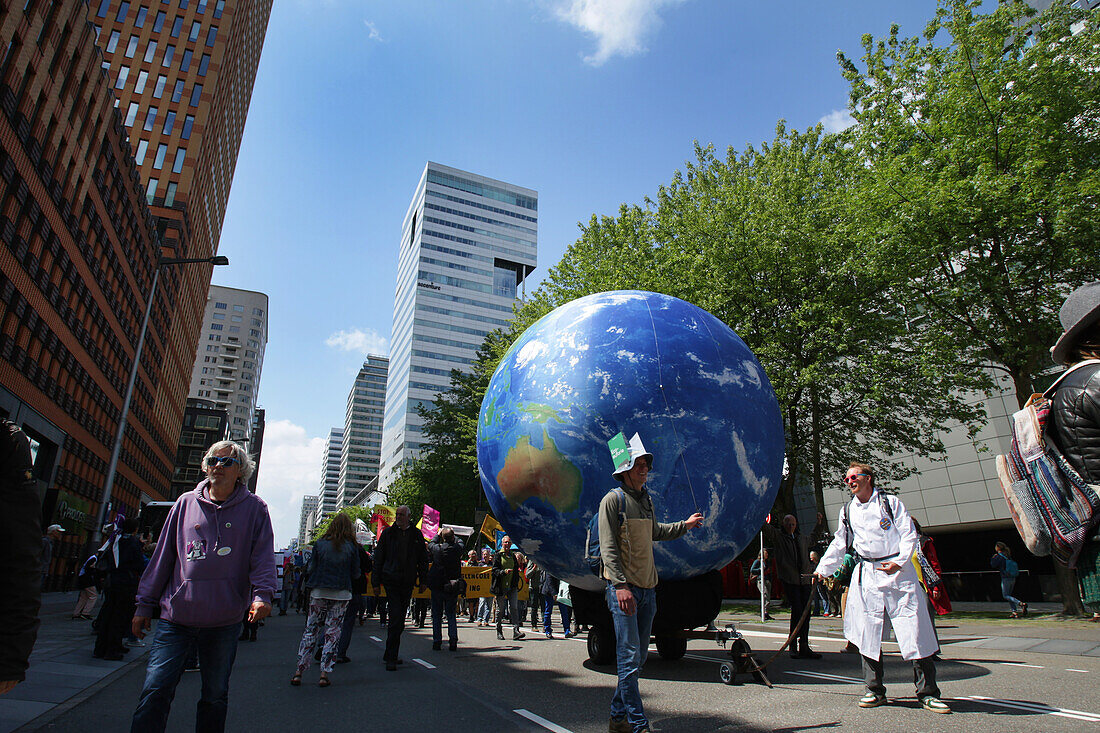 Umweltaktivisten versammeln sich während eines Protestmarsches im Finanzviertel Zuidas am 31. Mai 2024 in Amsterdam, Niederlande. Tausende von Umweltaktivisten und Unterstützern demonstrieren gegen die Lobby der großen Unternehmen, deren Einfluss auf die Politik, die Klima- und Umweltkrise und deren Folgen und fordern eine Bürgerversammlung für eine gerechte Klimapolitik.